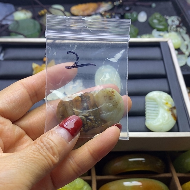 蛇纹石玉手镯未镶嵌好*