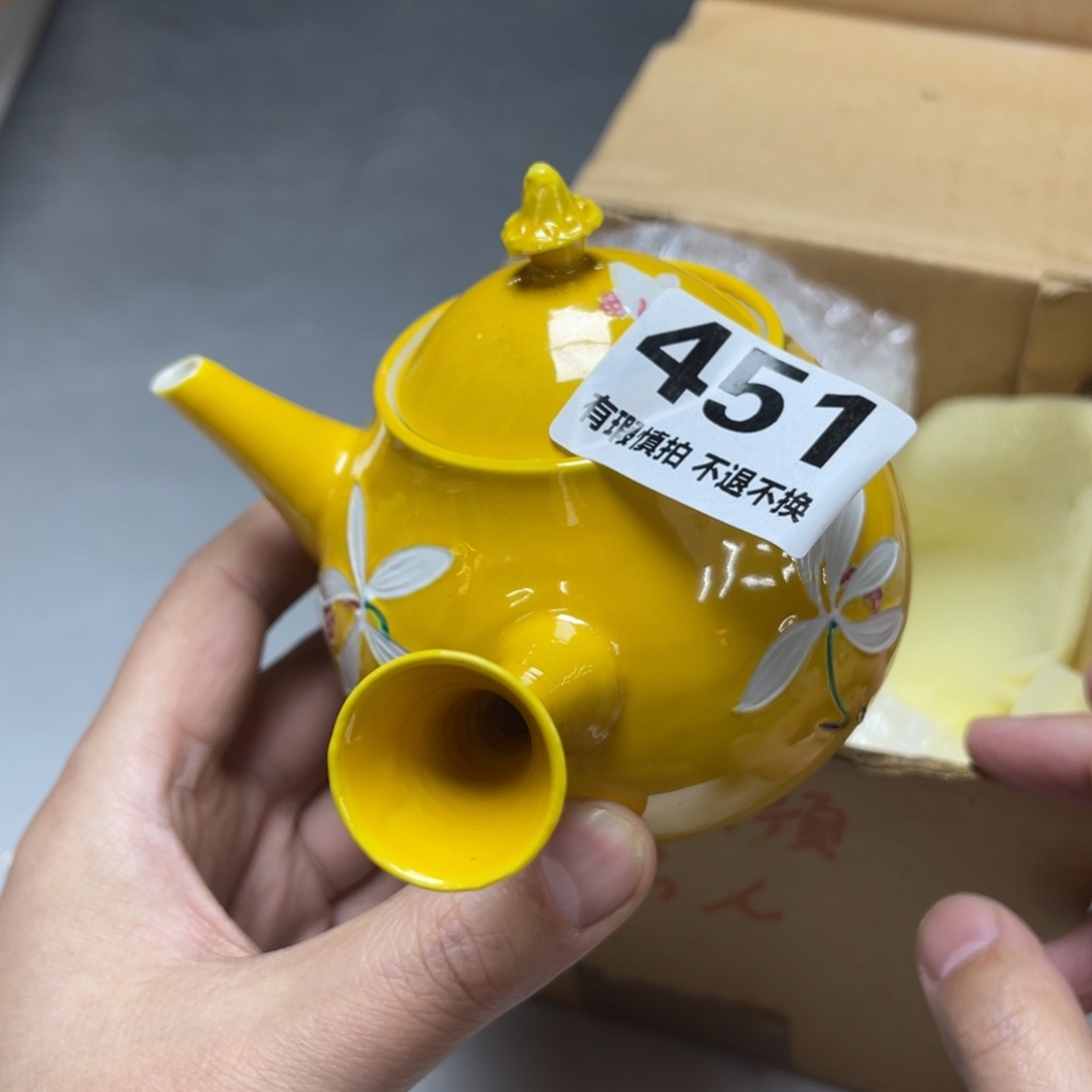 瓷片密密麻麻地排列着