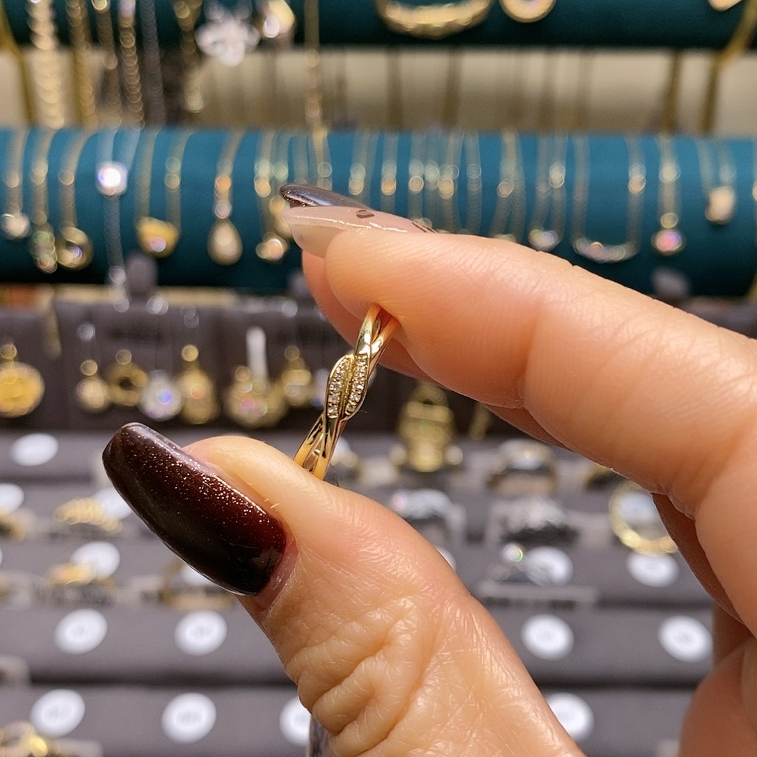 钻石戒指18K金镶嵌天然钻石