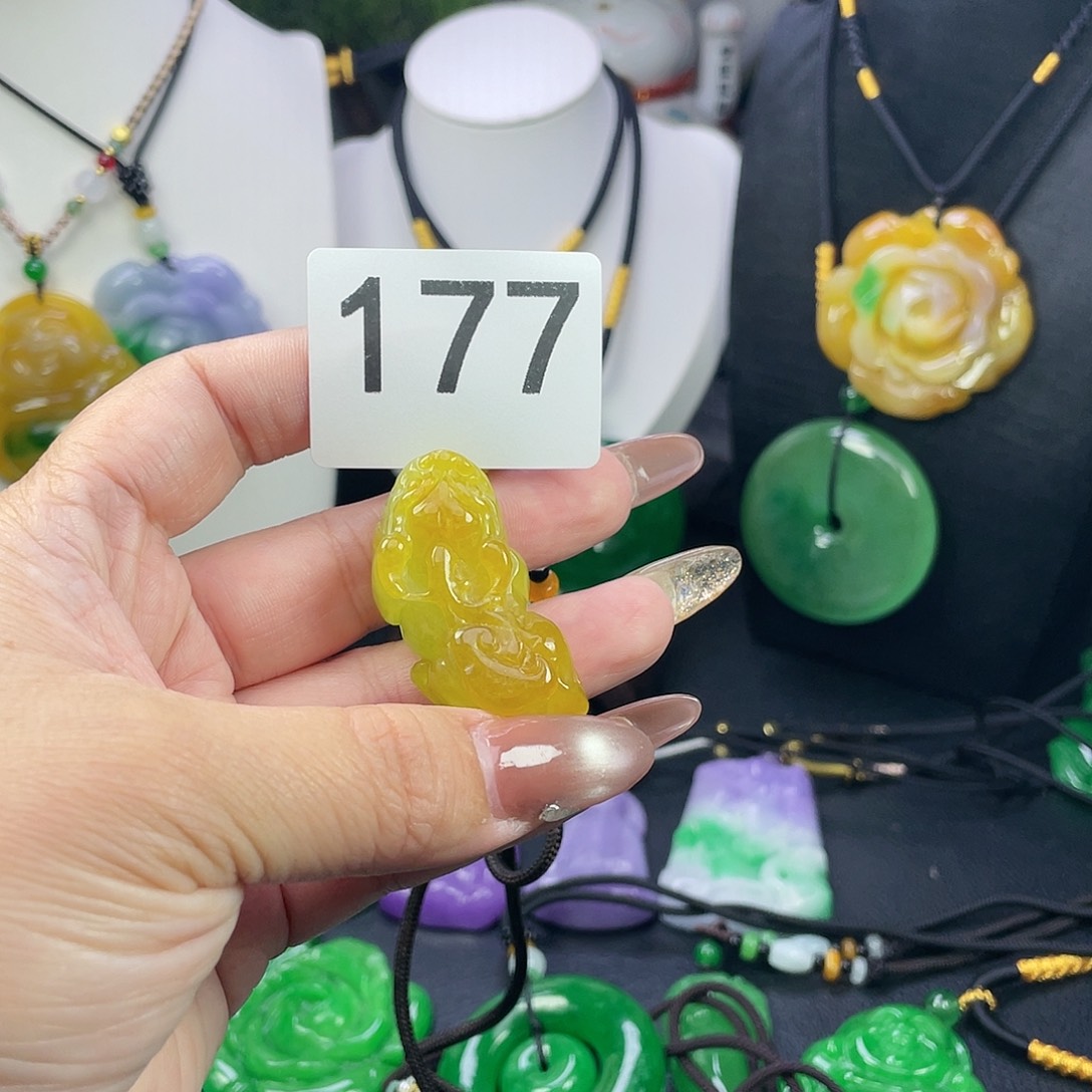 翡翠未镶嵌吊坠(赠链)