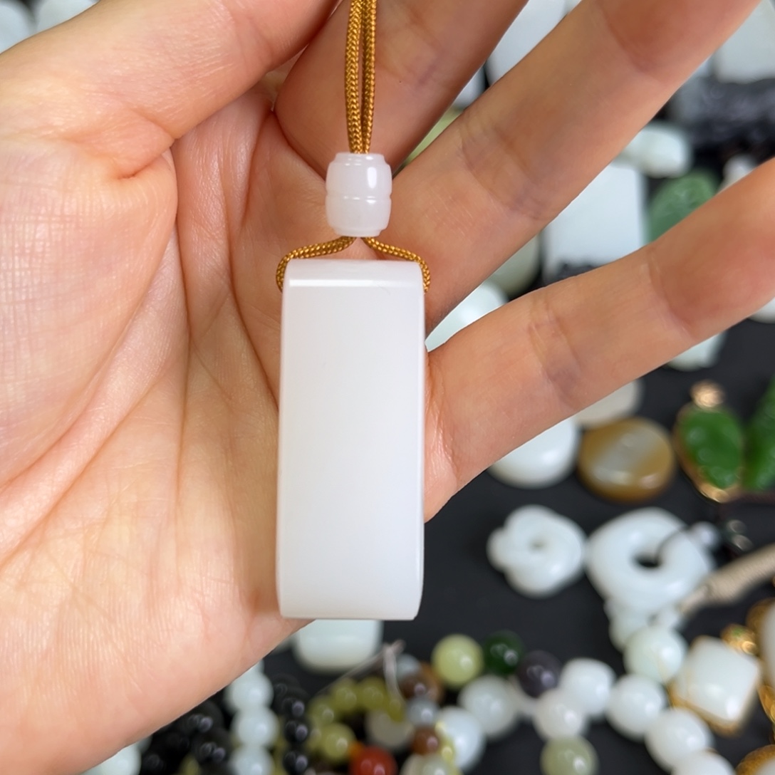 和田玉未镶嵌吊坠(赠链)