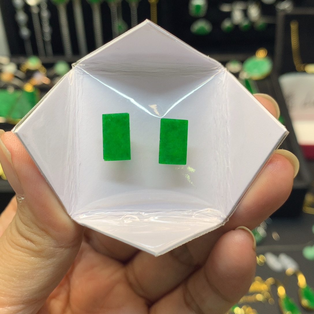 翡翠未镶嵌颈饰一对