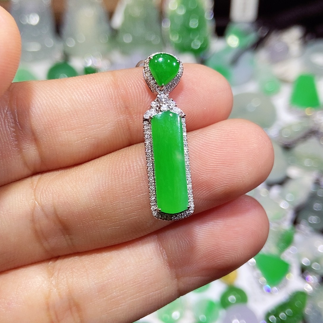 翡翠18K金镶嵌颈饰