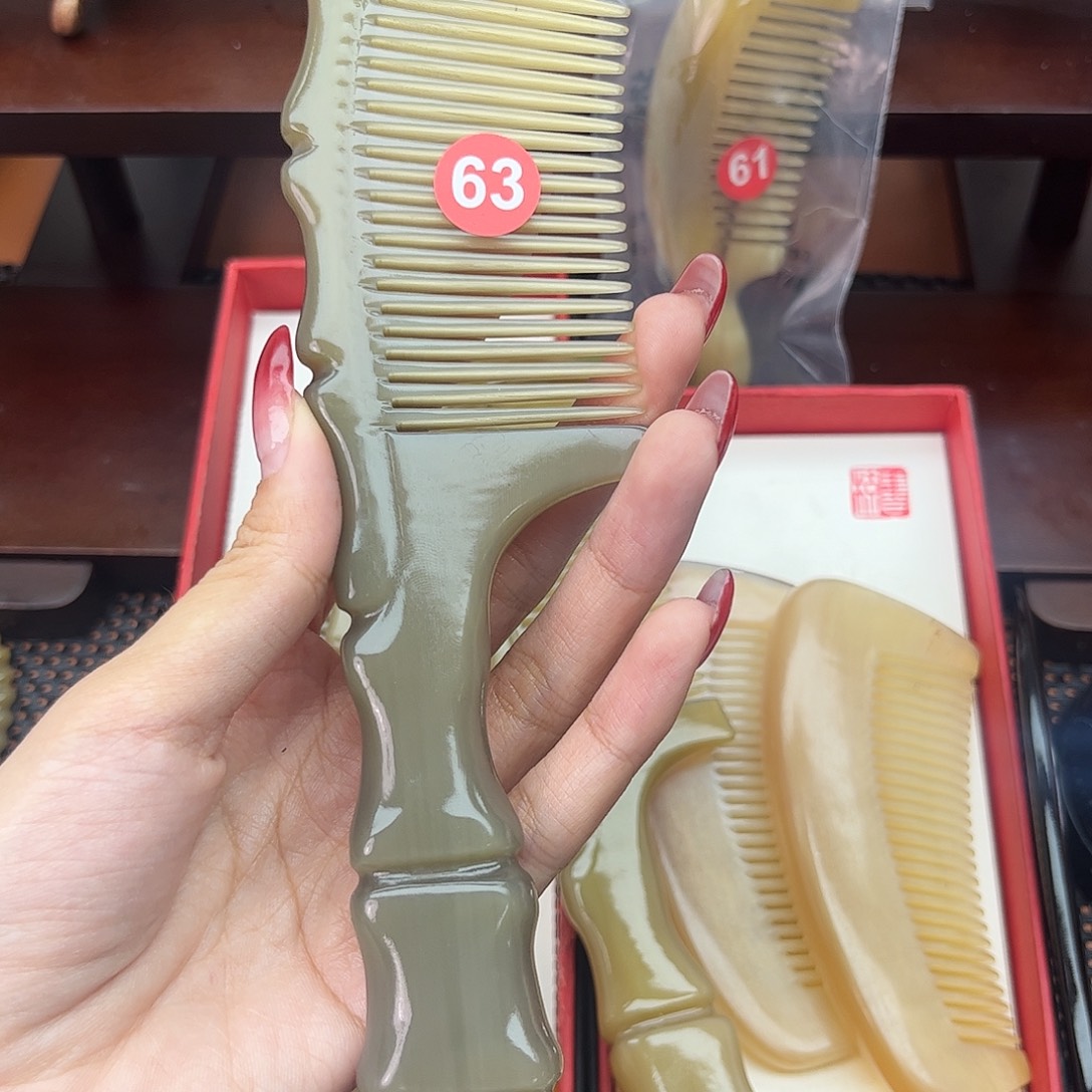 红***运纯手工制作纯牛角梳子