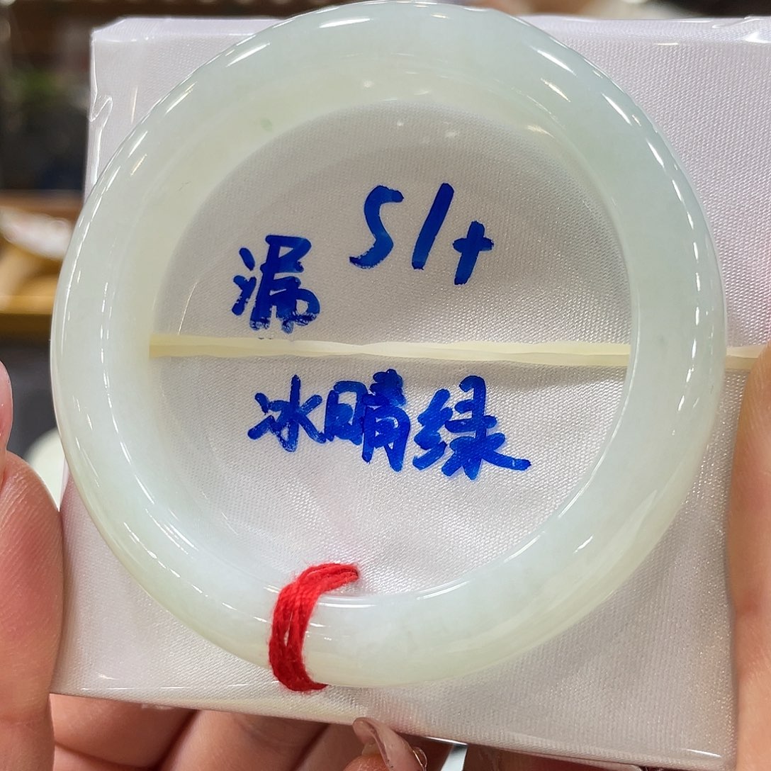 翡翠手镯未镶嵌翡翠手镯