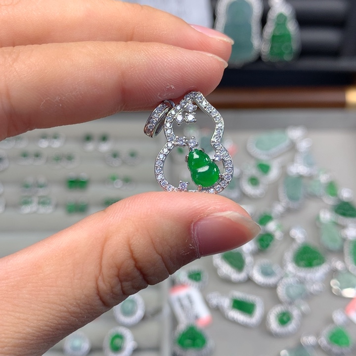 翡翠未镶嵌颈饰吊坠