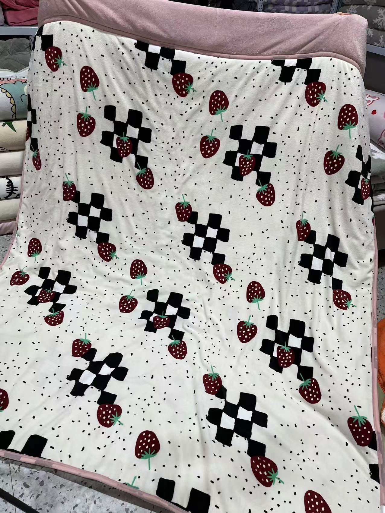 格子草莓双人1.5*2.0被子加厚三层多功能奶绒夹棉印花