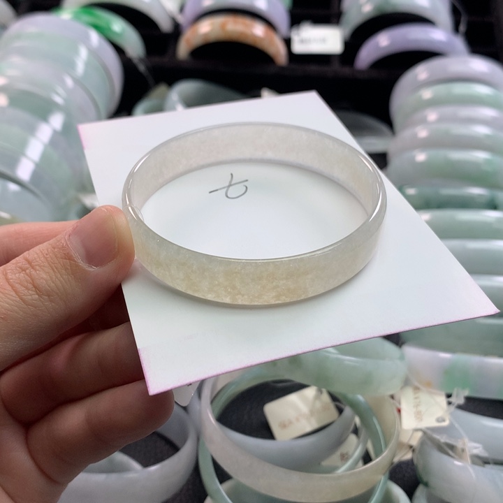 不***安翡翠未镶嵌手镯公主