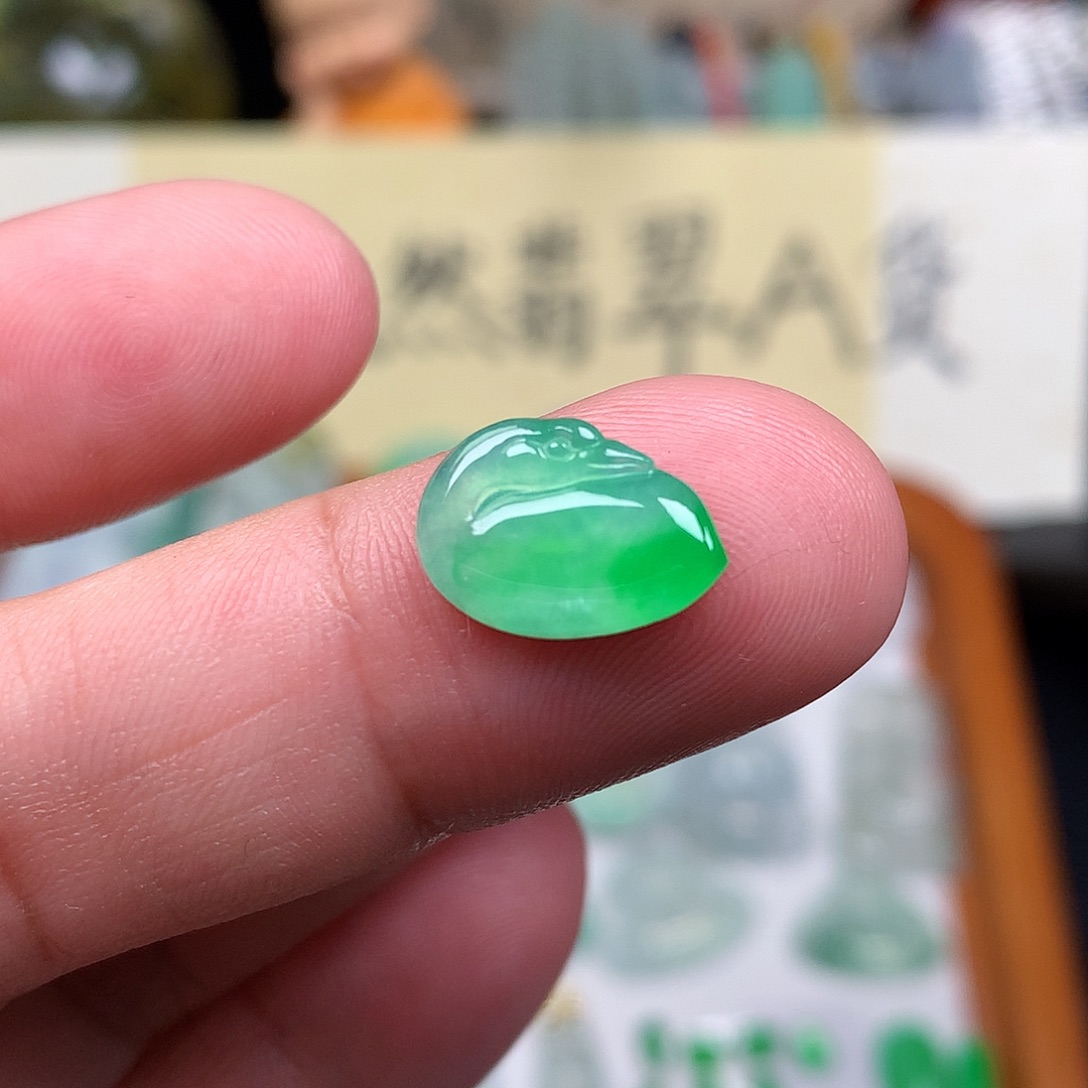 翡翠裸石缅甸天然A货翡翠阳绿天鹅
