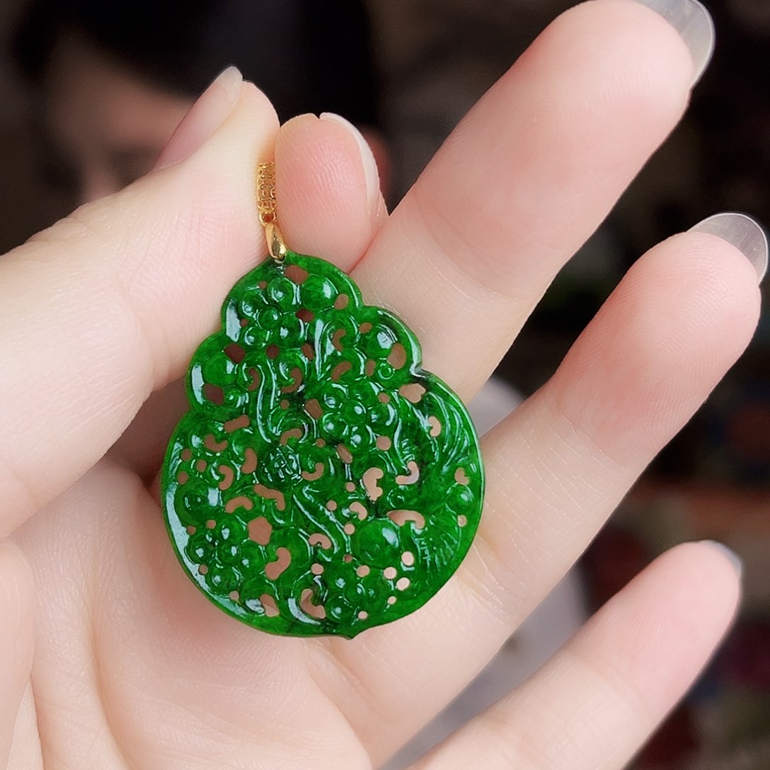 翡翠18K金镶嵌颈饰吊坠