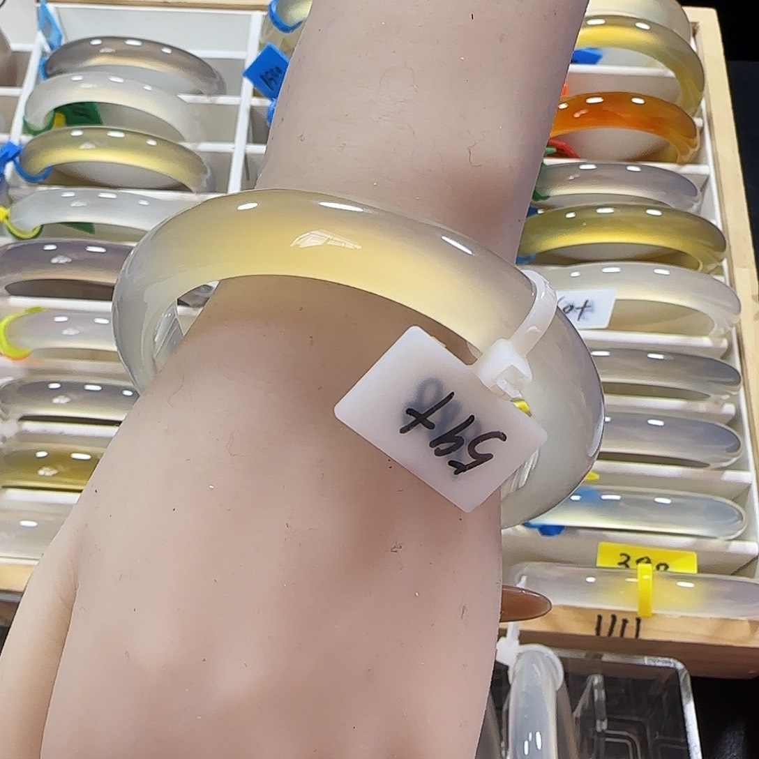 玛瑙/玉髓手镯未镶嵌一****