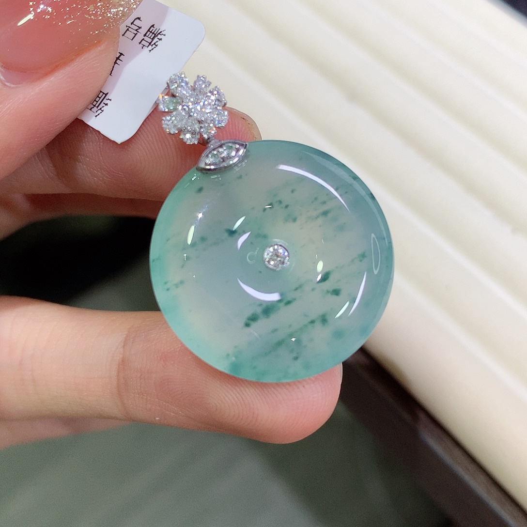 翡翠18K金镶嵌颈饰