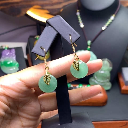 翡翠吊坠(赠链)未镶嵌