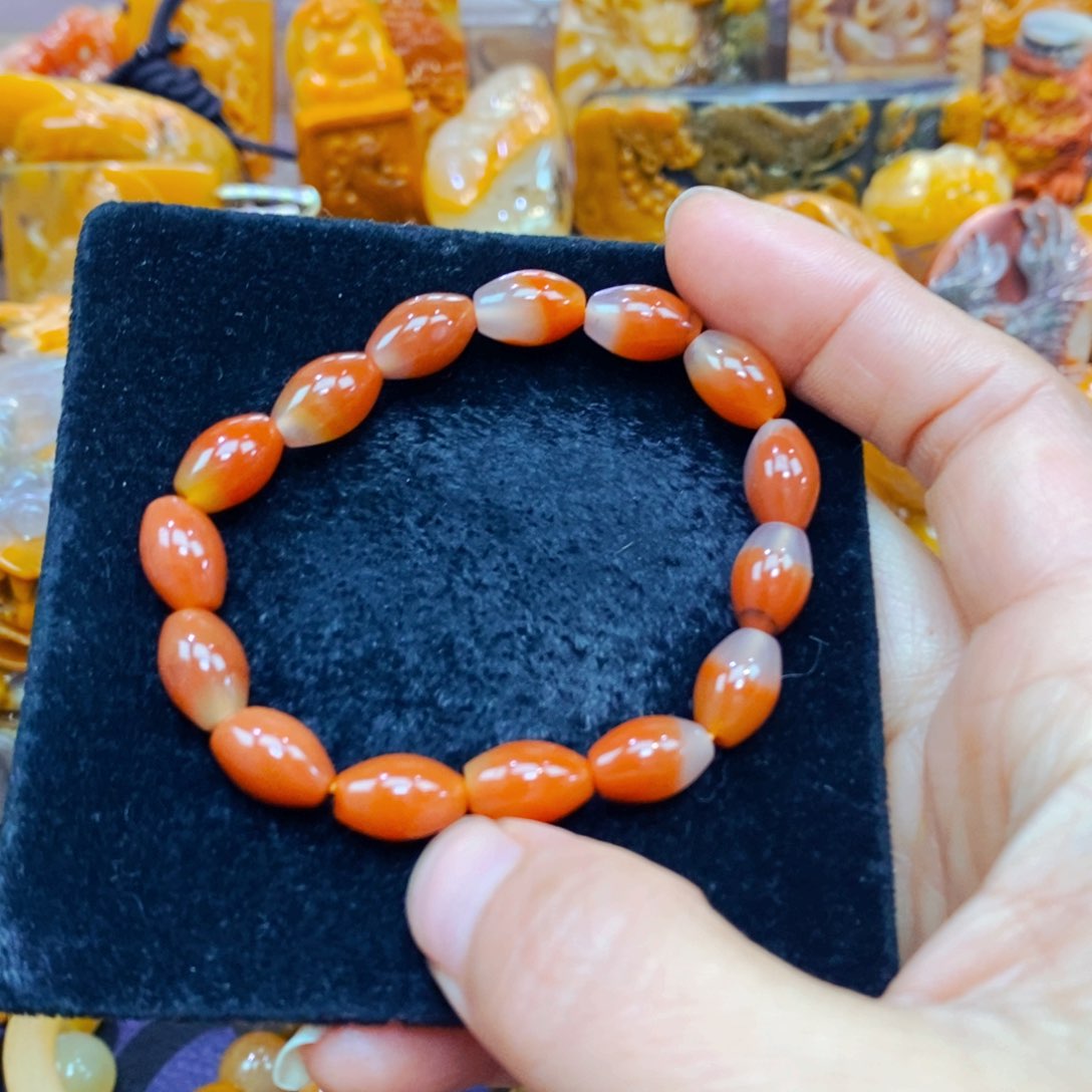 未镶嵌石英质玉（黄龙玉）颈饰