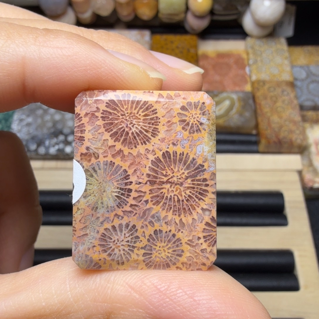硅化玉未镶嵌彩色满花，小方牌