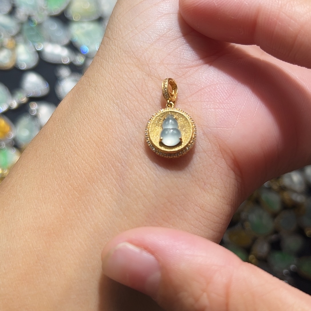 翡翠颈饰18K金镶嵌吊坠