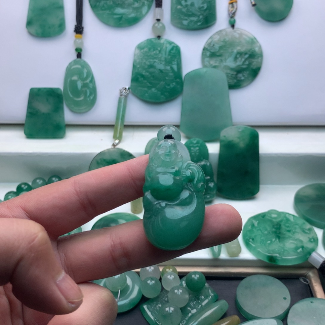 石英质玉（非洲翠）未镶嵌颈饰