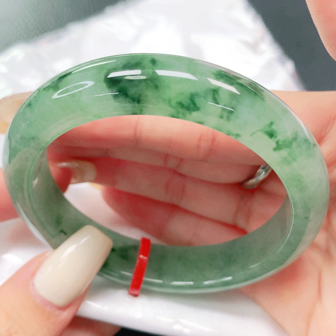 翡翠手镯未镶嵌54。