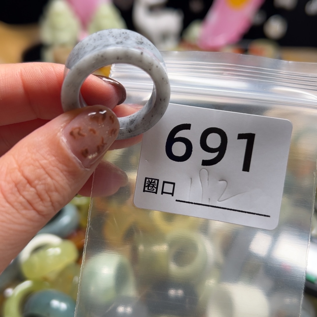 张***妈蛇纹石玉未镶嵌戒指