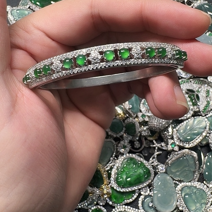 翡翠未镶嵌颈饰天然A货翡翠放漏