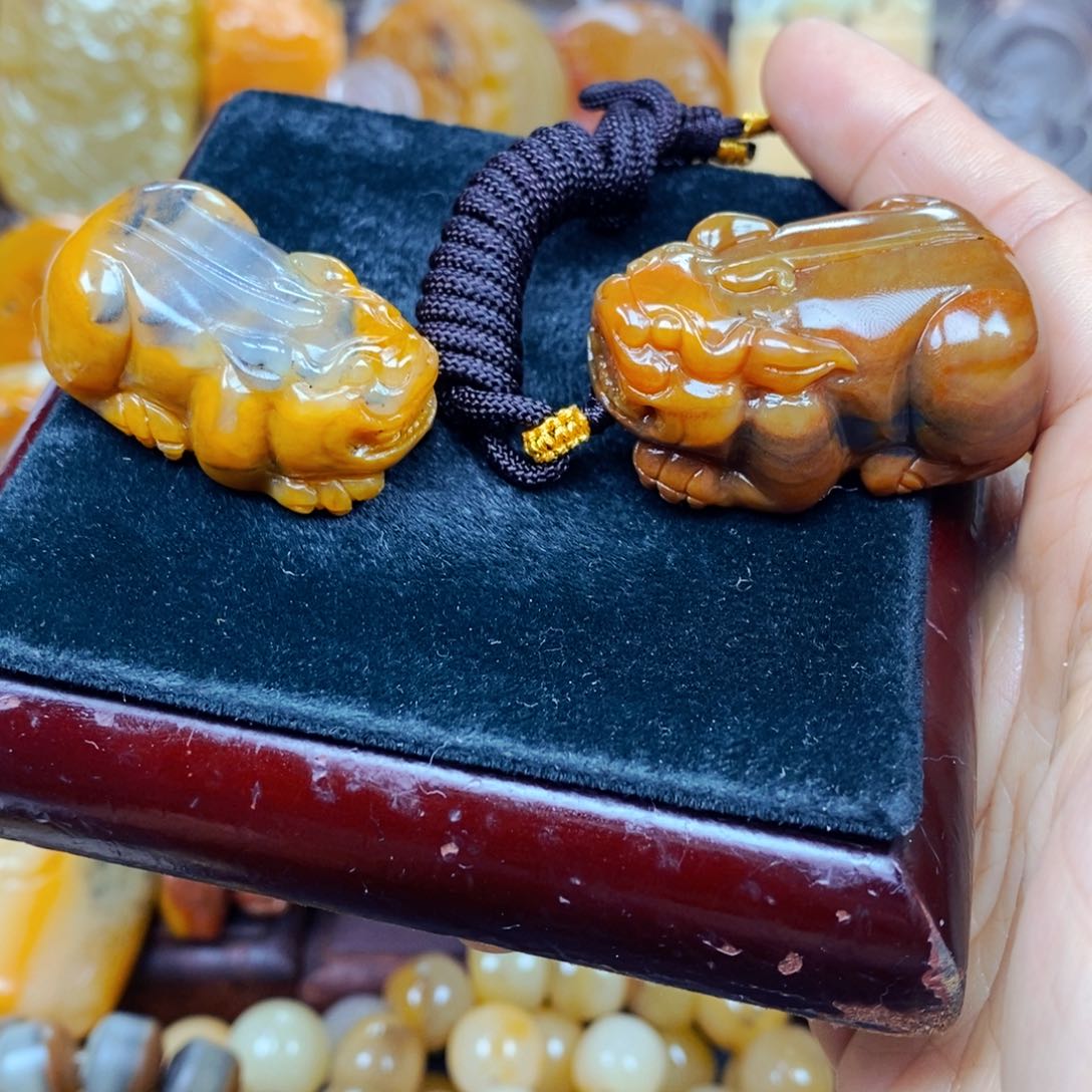 石英质玉（黄龙玉）未镶嵌颈饰