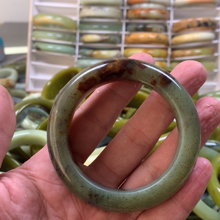 蛇纹石玉手镯未镶嵌T****.