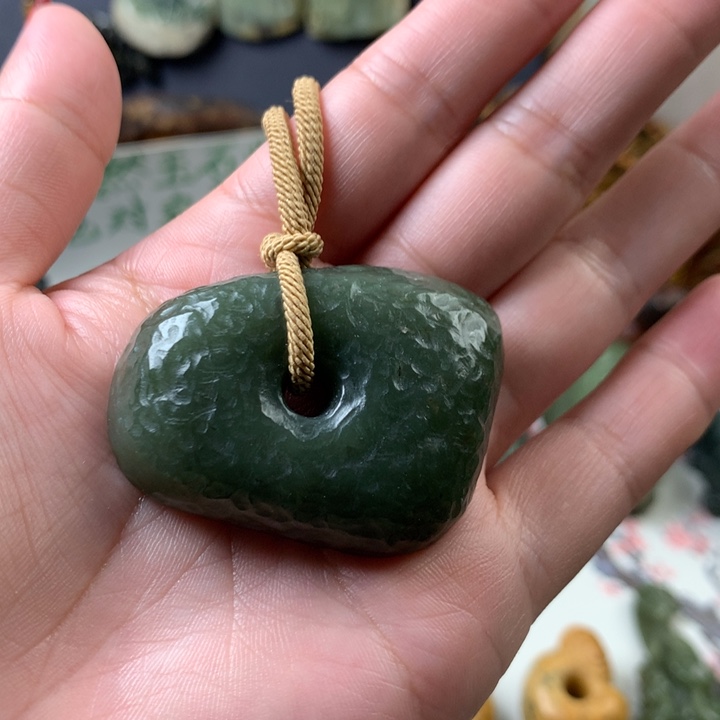透闪石质玉挂件未镶嵌