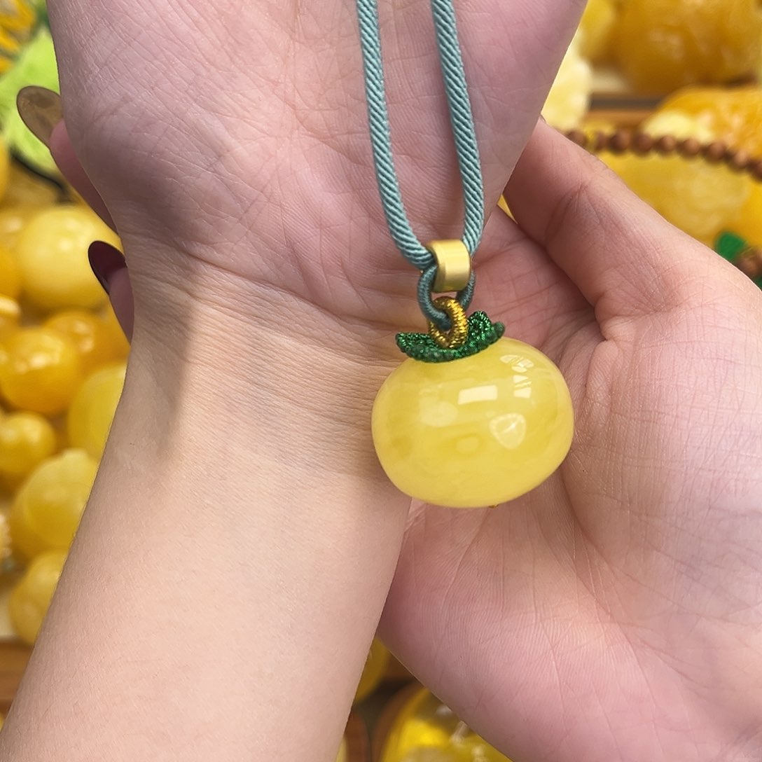 裸石琥珀足铂镶嵌10.4g柿子