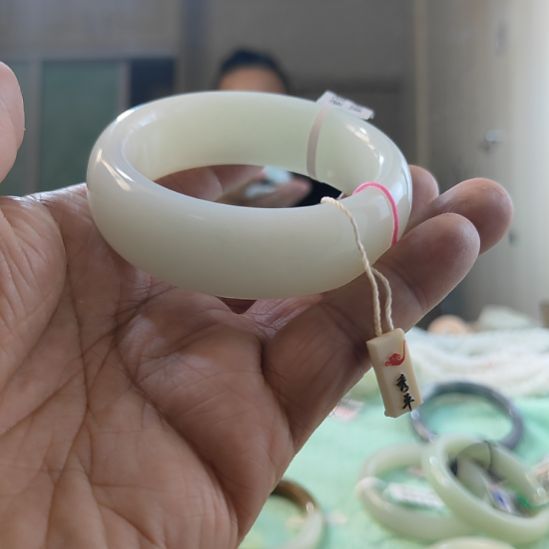 愛***尚和田玉未镶嵌手镯