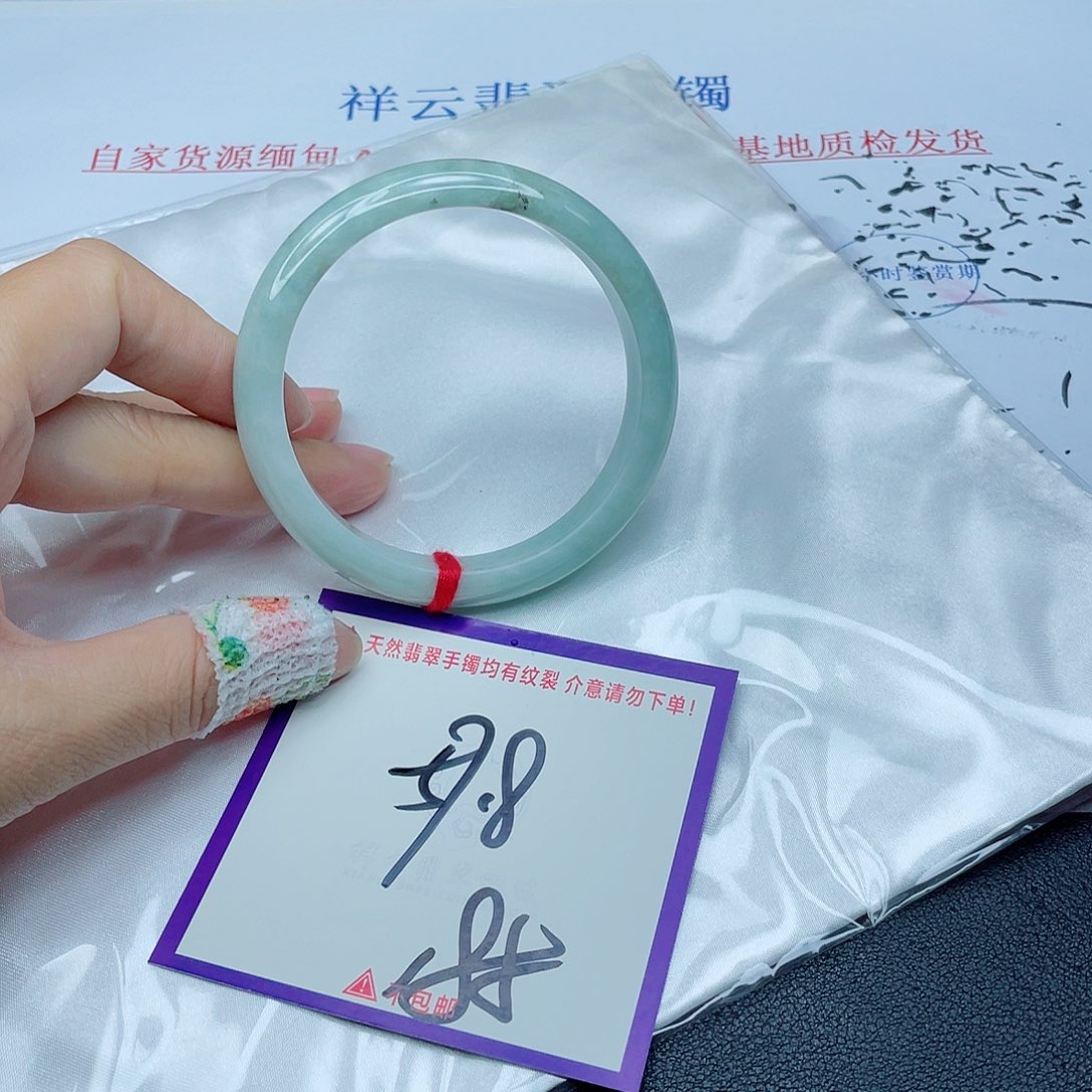 翡翠手镯未镶嵌翡翠