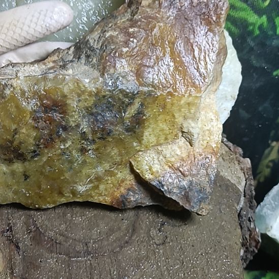 晴***里蛇纹石玉未镶嵌珠宝奇石