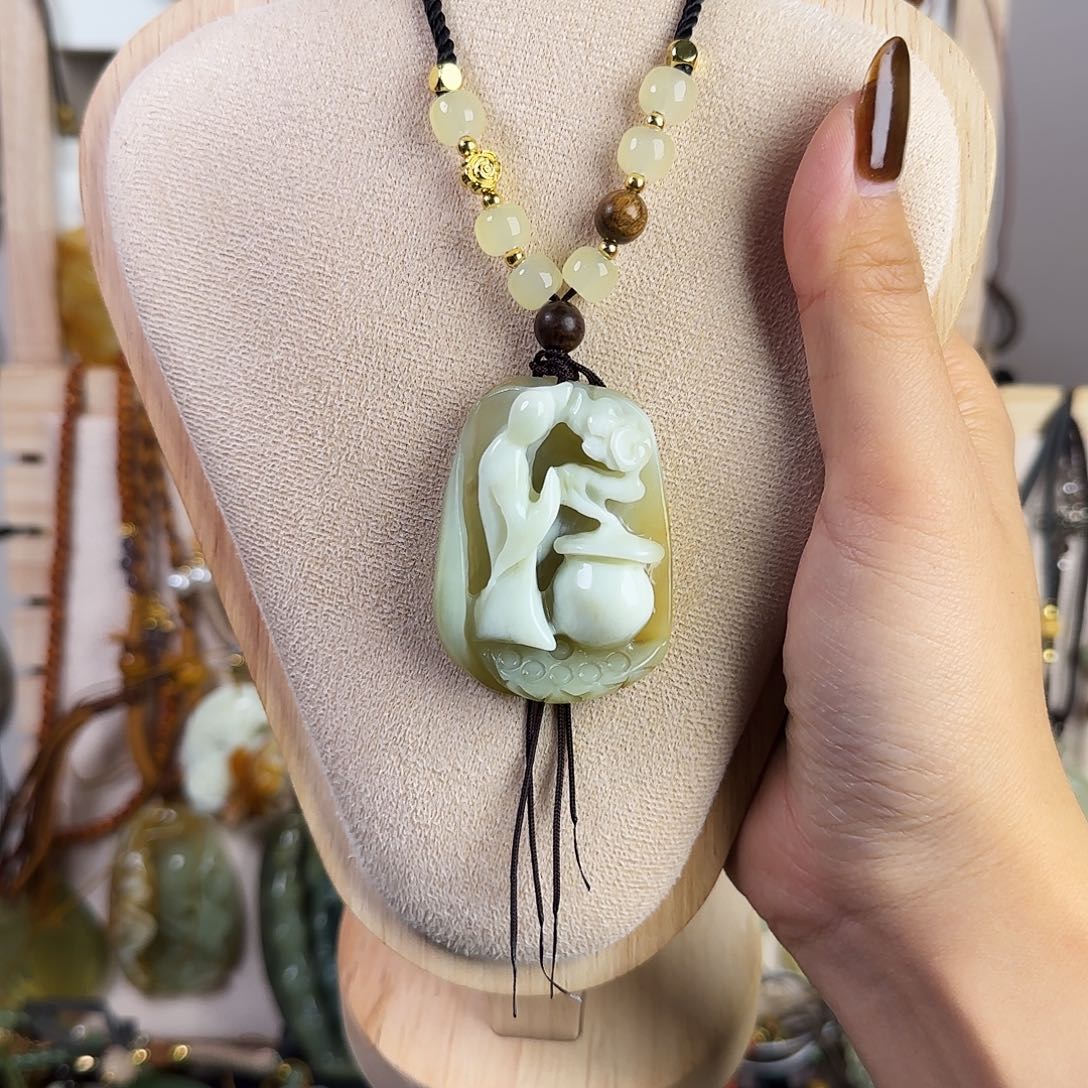 蛇纹石玉未镶嵌颈饰