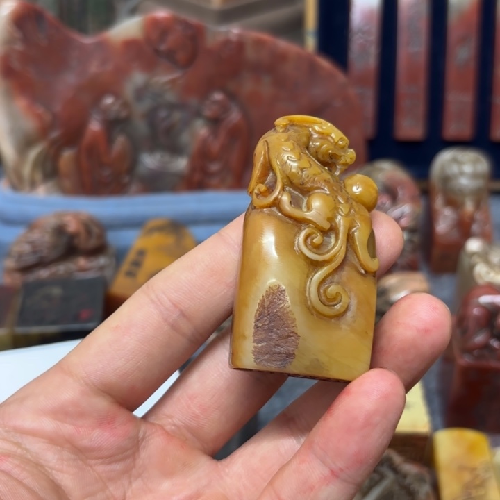 粉***魅寿山石印石桌面摆件