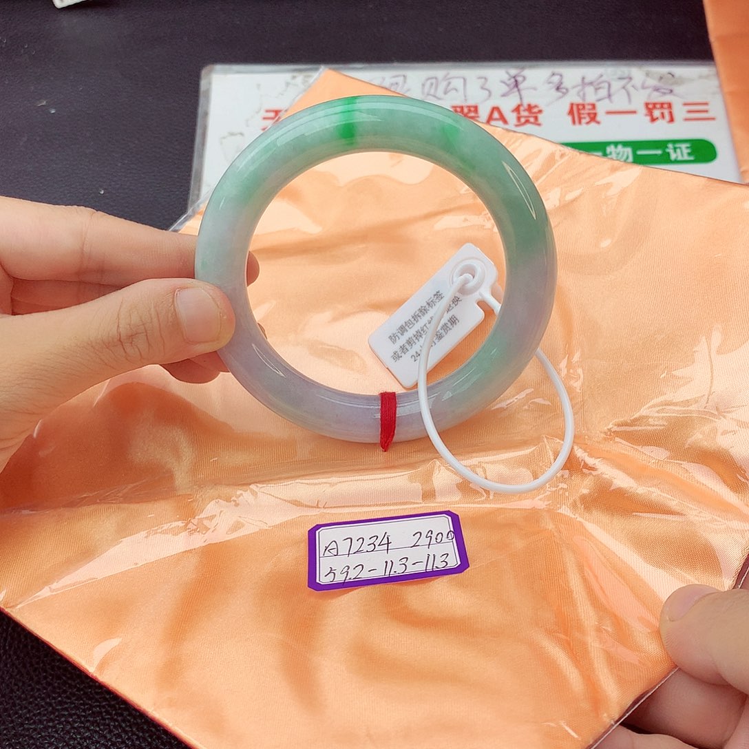 翡翠手镯未镶嵌翡翠