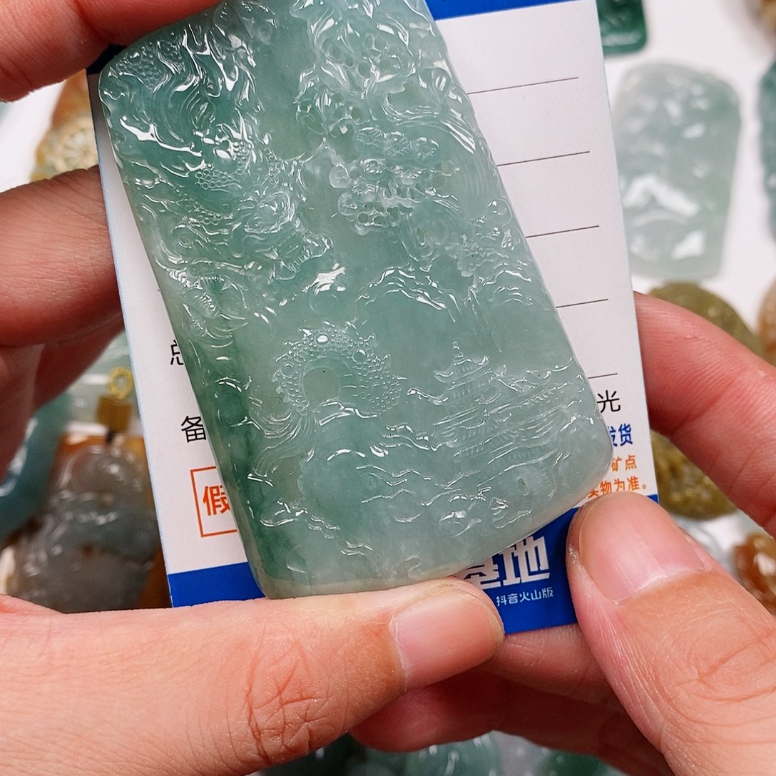 颈饰未镶嵌翡翠山水龙牌