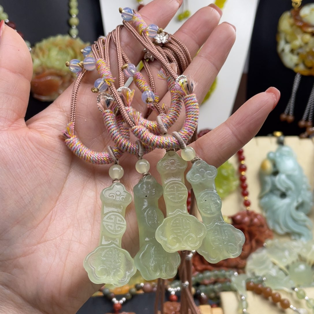 未镶嵌蛇纹石玉颈饰