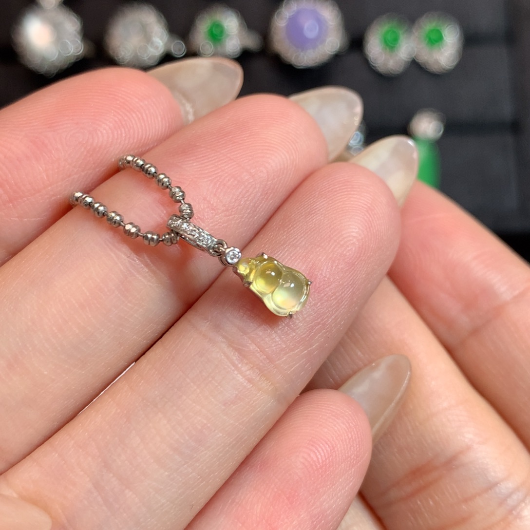 翡翠18K金镶嵌颈饰玻璃黄翡葫芦