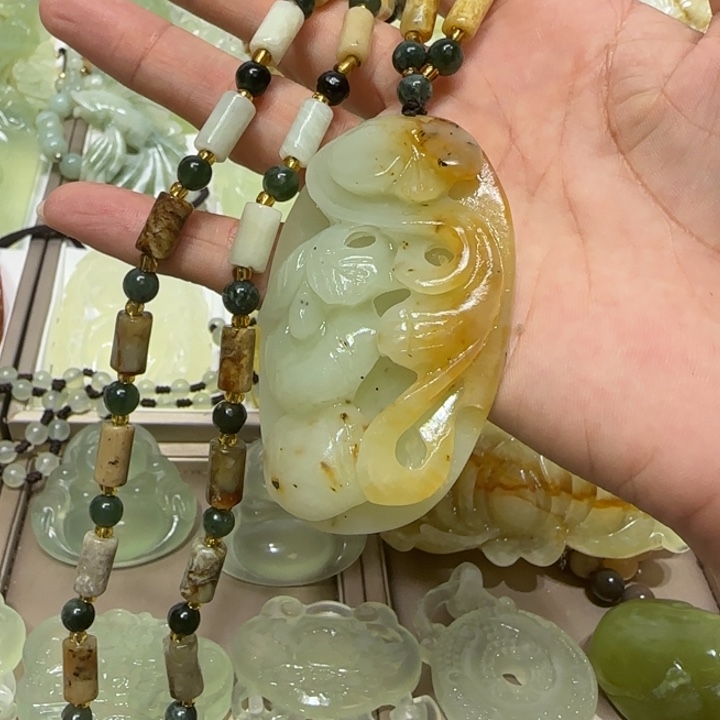 蛇纹石玉吊坠未镶嵌