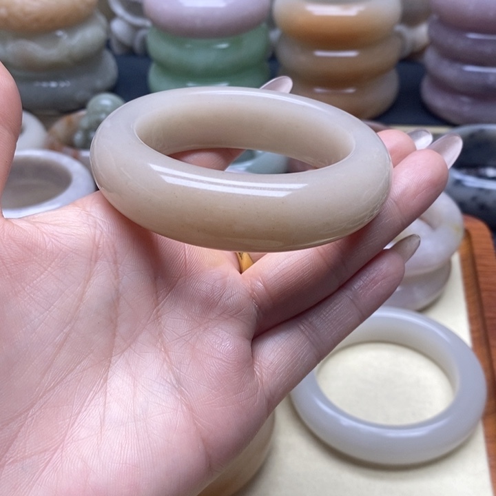 石英岩玉手镯未镶嵌
