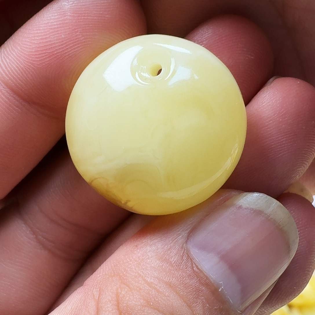 琥珀裸石未镶嵌……