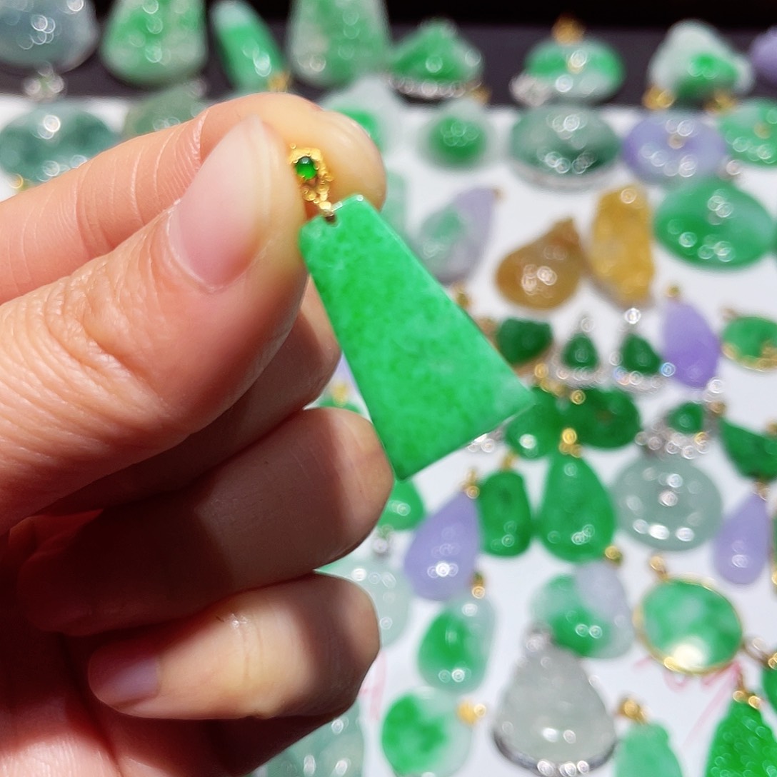 翡翠颈饰18K金镶嵌翡翠18k金镶嵌