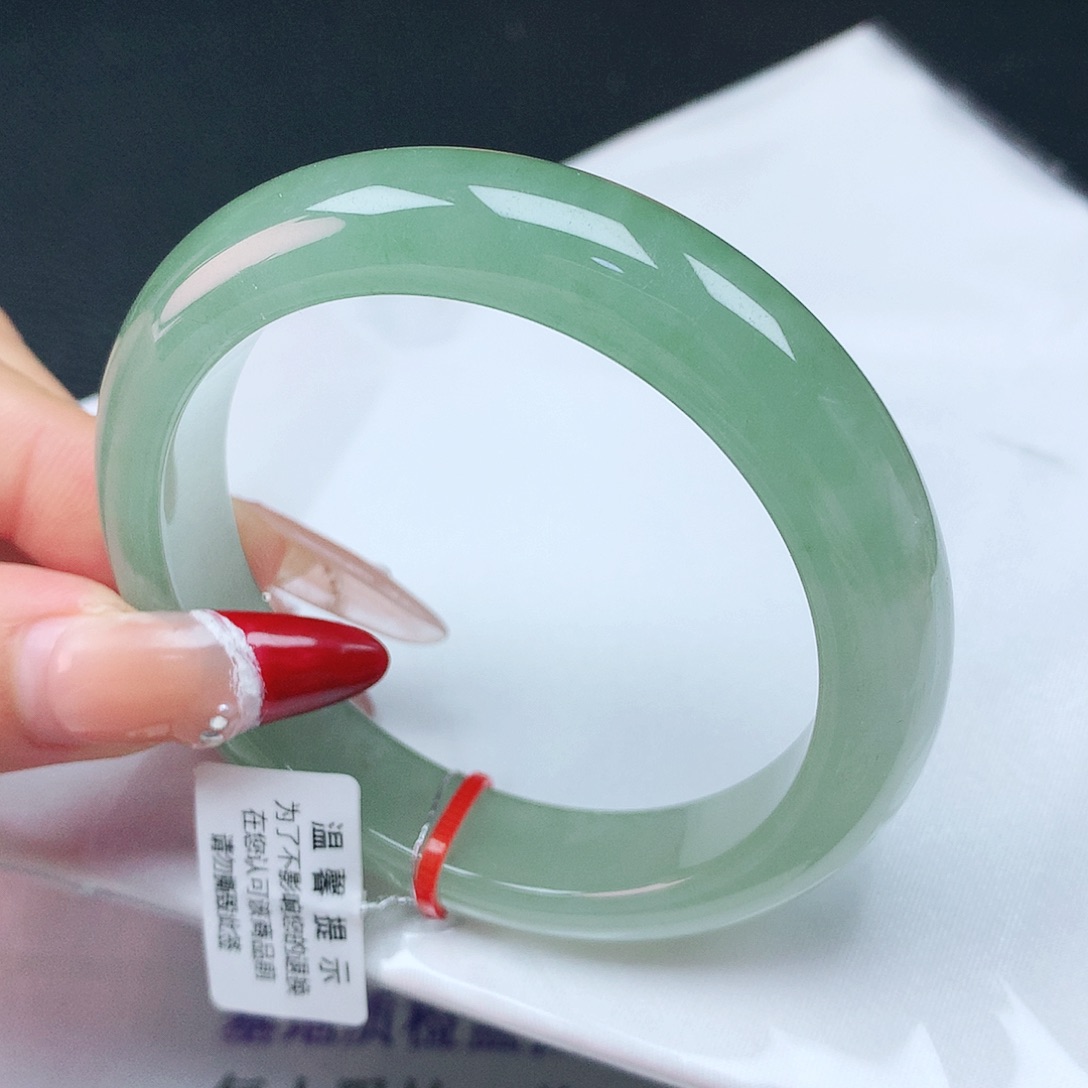 翡翠手镯未镶嵌54圈