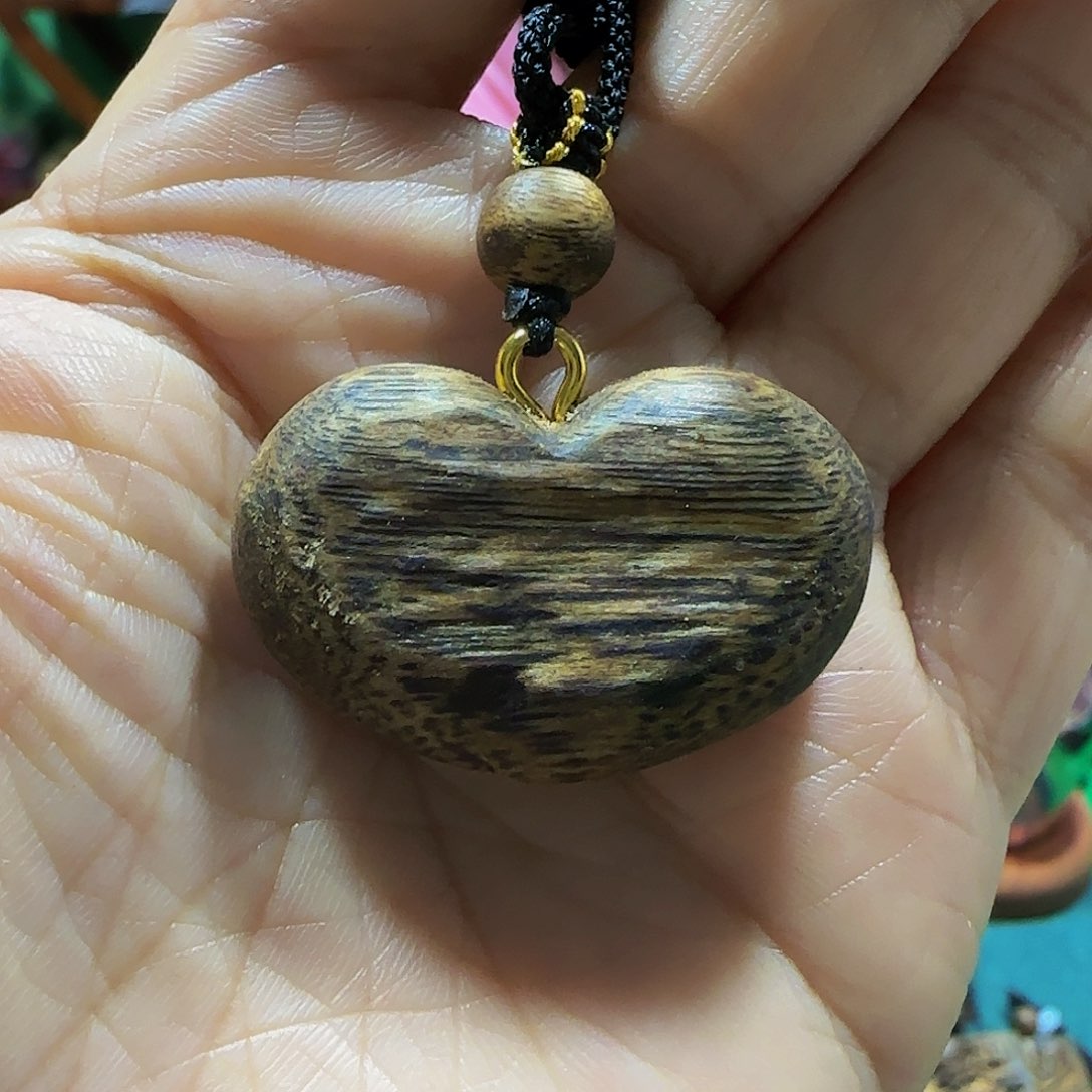 沉香吊坠海南白奇乌身心形吊坠带绳5.6克