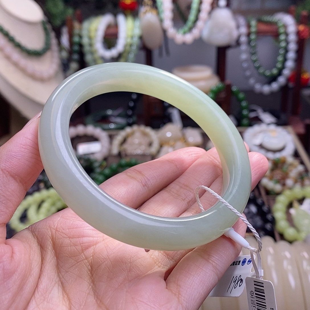 和田玉60晴水补贴高冰底手镯未镶嵌