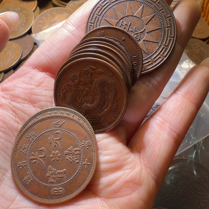 凤***蒋一起十一个铜币工艺品摆件