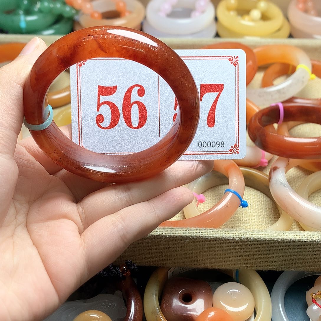 未镶嵌石英质玉（黄龙玉）手镯