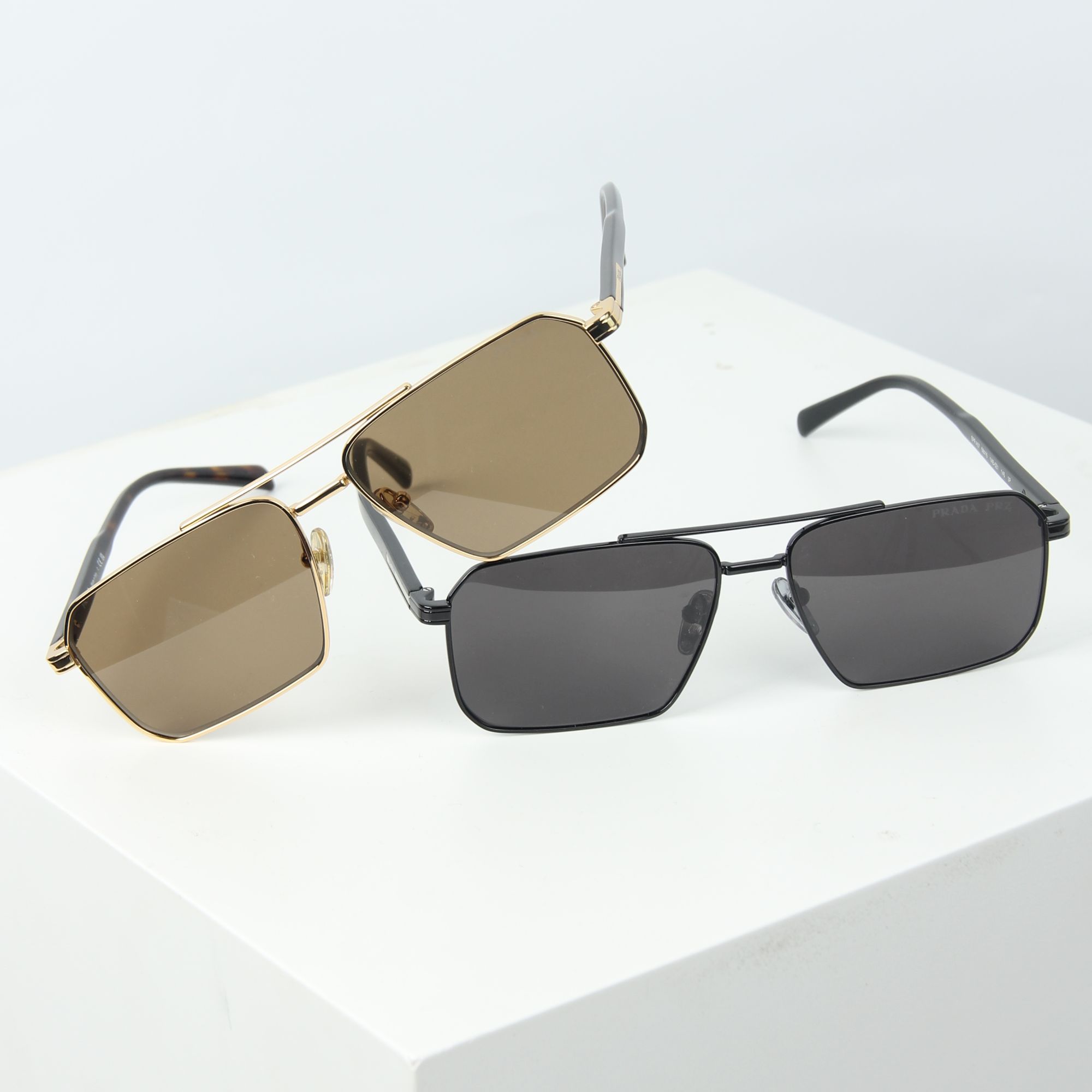 99新  Prada/普拉达 男士时尚黑金墨镜