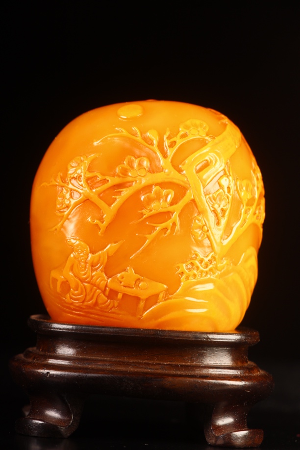 大开门中板田黄石 薄意雕 规格：5.7×5.1×3.7cm 重量：175.5g 