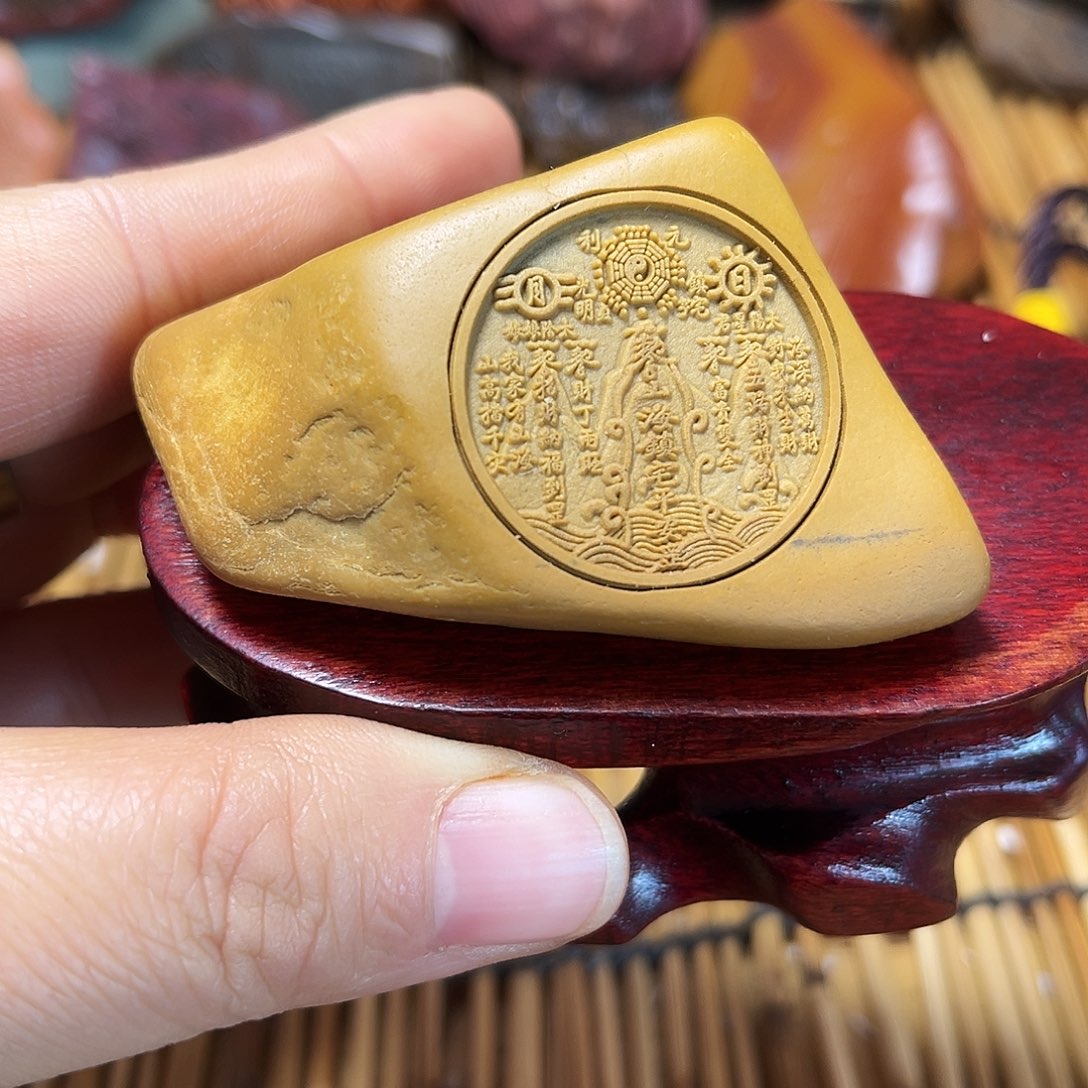 新疆原石雕刻手把件