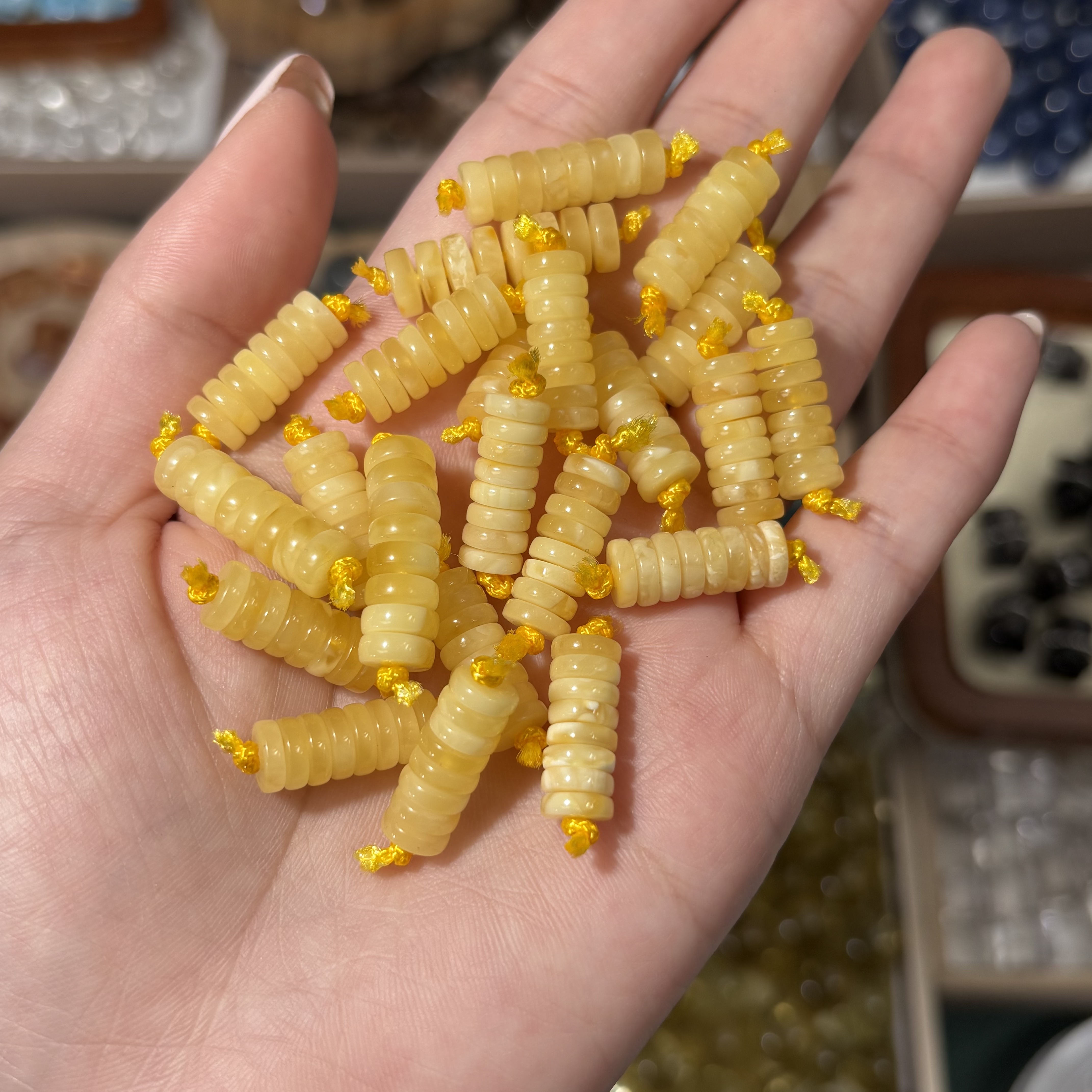 蜜蜡算盘隔珠宽约7mm发8颗